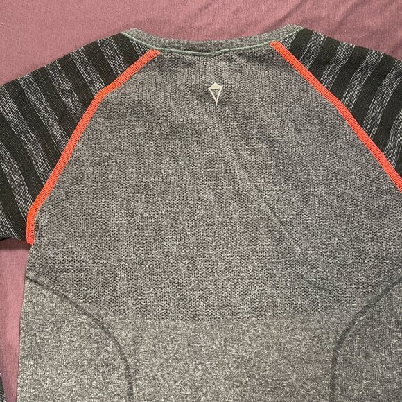 Ivivva (Lululemon) Girl’s Fly Tech Long Sleeve Tee in gray w/ stripes - size 10 - Picture 7 of 7